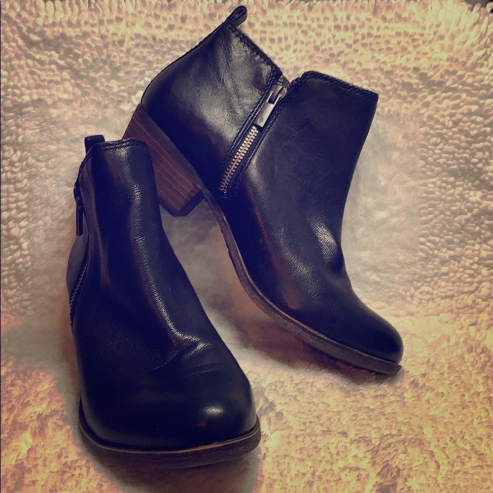 Women’s black Lucky Brand ankle